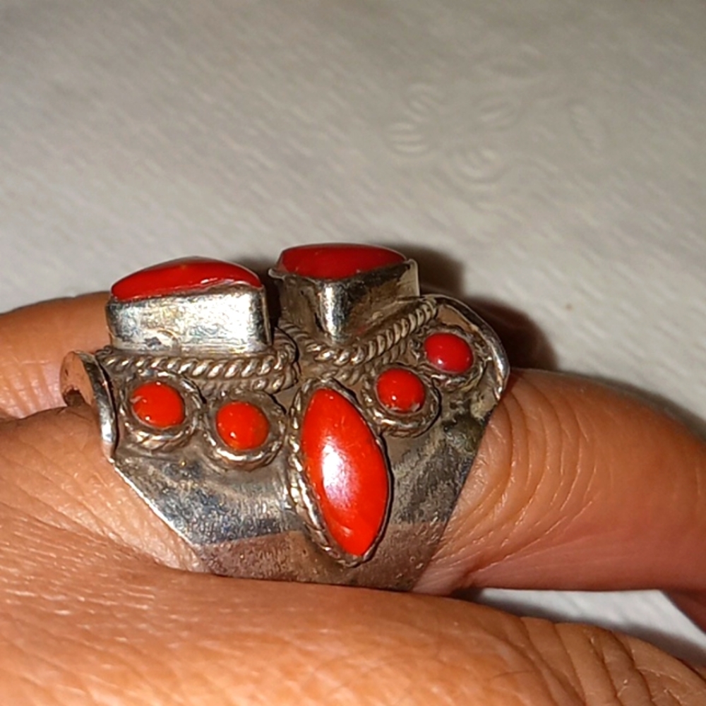 ❤STUNNING!/ RED TRIANGLE CORAL RING ❤ - Picture 4 of 9